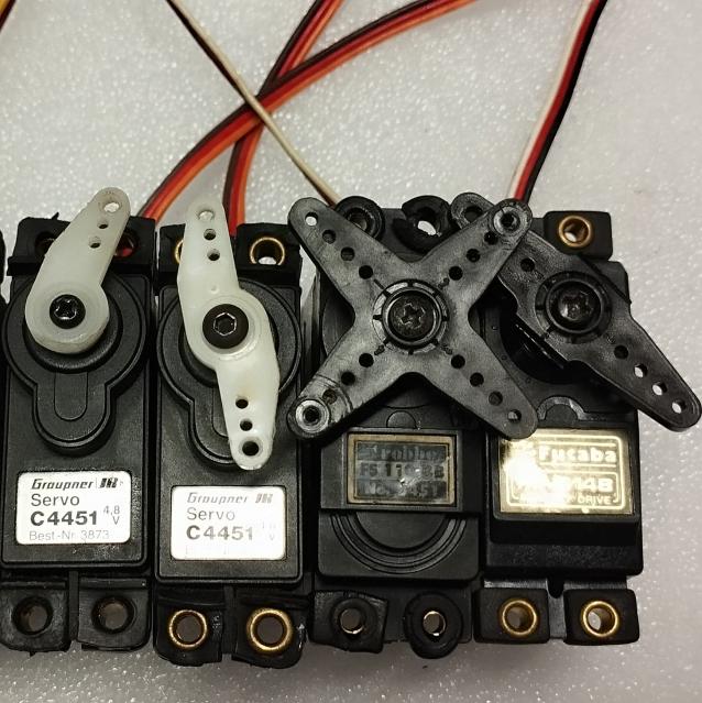 Kit di quattro servi standard.