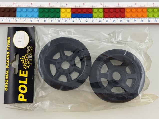 Pole Tyres 1101 gomma in spugna + cerchio ant 1:8