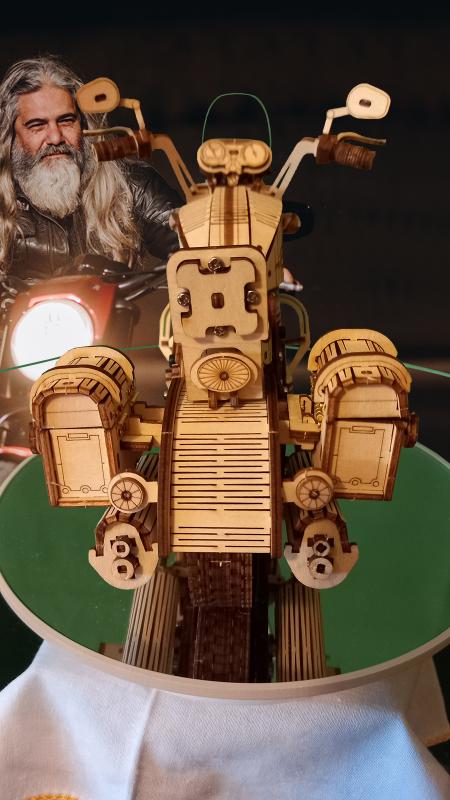 Cruiser motorcycle in legno, in 3D, da tavolo, realizzato artigianalmente a mano