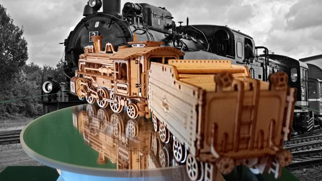 Treno a vapore stile anni 1860 con vagone in legno, in 3D, da tavolo