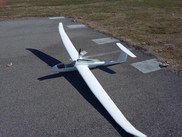 Vendo un Graupner Discus con motore pieghevole e capacit di decollo da terra.