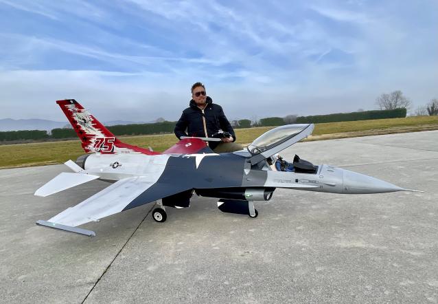 Vendo F16 in scala 1:5 di Jetlegend, pronto al volo con batterie
