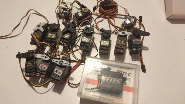 Svariati servi Hitec e Futaba