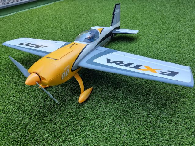 Extra 300 eflite pronto al volo 