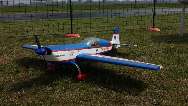 Extra 330S completo di servi e motore Super Tigre 15Cc 