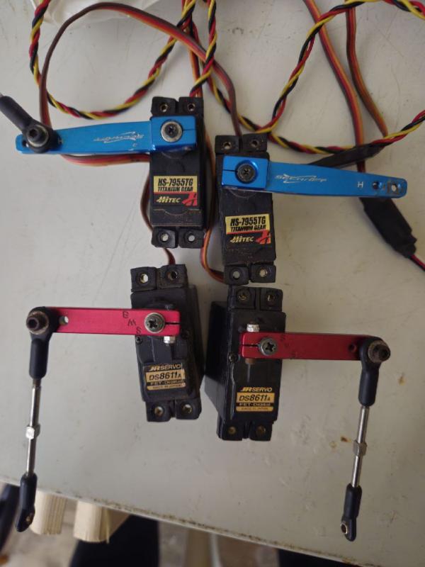 Lotto 2 servocomandi Hitec e 2 servocomandi Jr