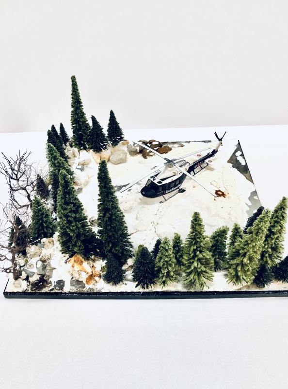Italeri diorama elicottero arma dei Carabinieri in montagna innevato assemblato.