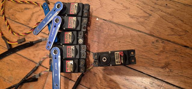 Vendo servi Hitec HV 35Kg in blocco + squadrette