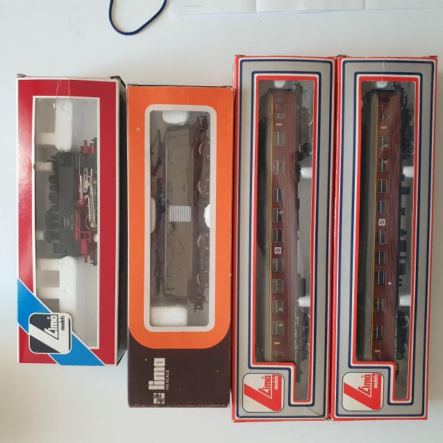 Due Locomotori e due carrozze passeggeri LIMA anni '60