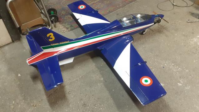 Vendo mb339 bettini  in perfetto stato con motore  rossi 61 scarico  posteriore  dotato di flap 