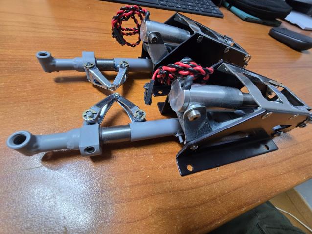 Robart 148 carrelli rotativi elettrici per Corsair P40 Giant + ruotino coda NUOVI!!!!