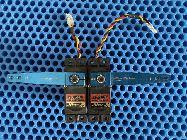 2 Hitec HS7950TH
