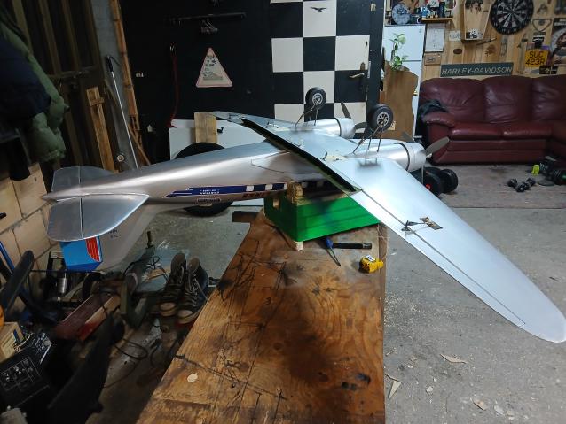 Rettifico dc3 top fly 2 m vola con 2 batterie 3 celle  o 2 4celle con flap a spacco  pronto al volo 
