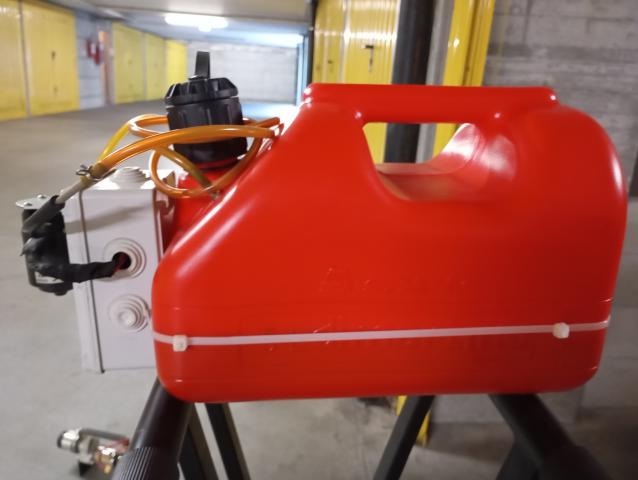 Vendo tanica benzina 5 L con pompa ad ingranaggi.